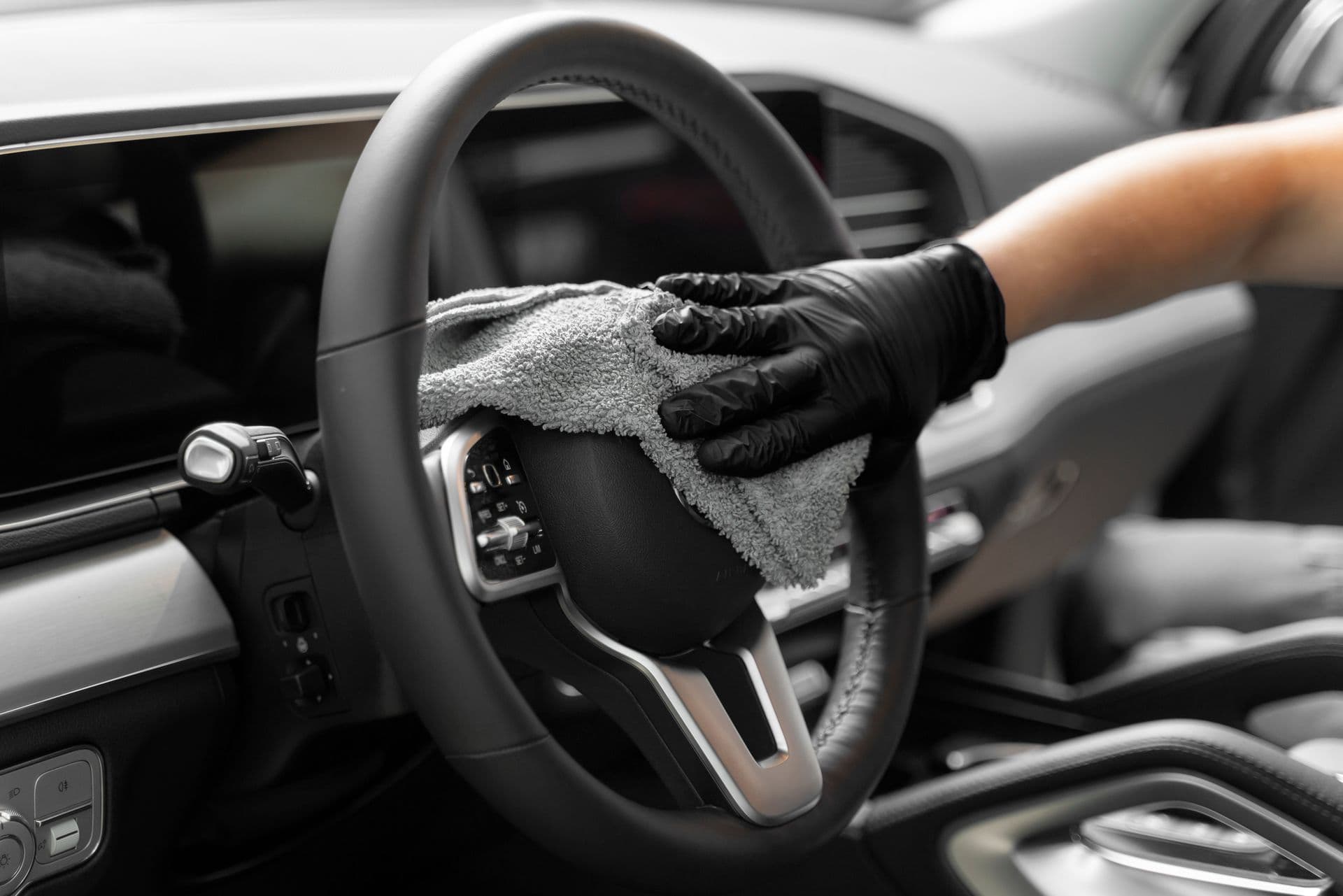 Méthode de nettoyage Brillance Auto — chiffon microfibre sur volant